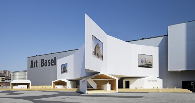 Самой крупной сделкой на предпоказе Art Basel стала продажа картины Дэвида Хокни «Ноябрьская тропа»  